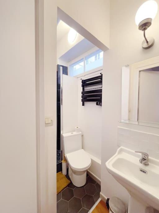 Chic Neighborhood Charming Courtyard 7th Appartement Parijs