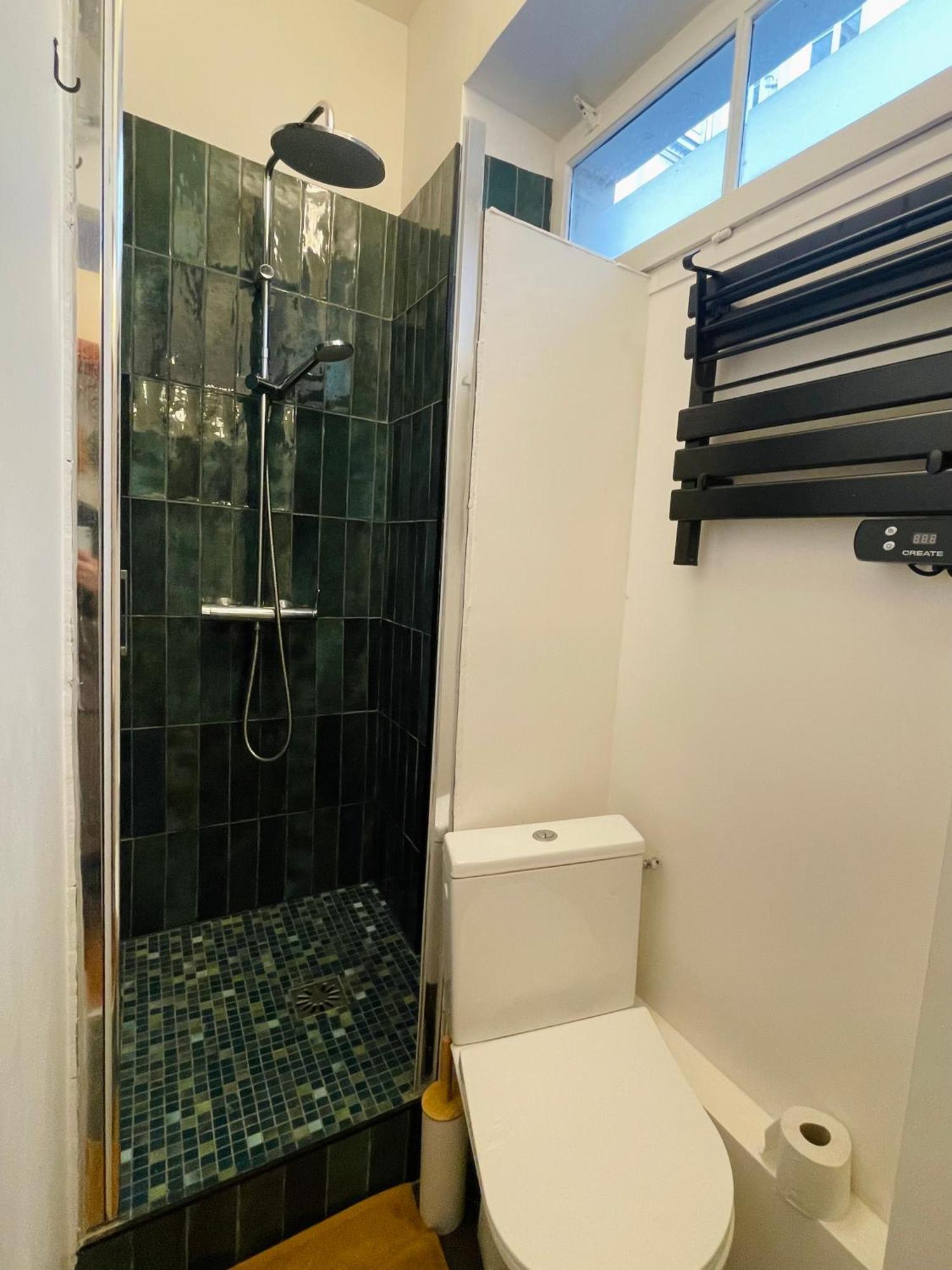 Chic Neighborhood Charming Courtyard 7th Appartement Parijs